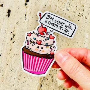 doux et joyeux | Cerise sur le gâteau, la vie est meilleure Sticker, Sticker petit gâteau, Sticker dessert découpé, Sticker soulèvement