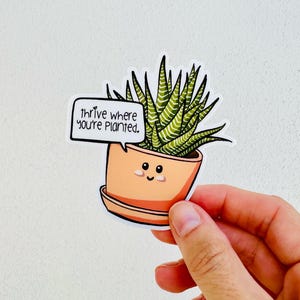 VEERKRACHTIGE en GEAARD Sticker | Gedijen waar je bent geplant Sticker, sticker vetplant, plantsticker, sticker omhoog, motiverende bloem
