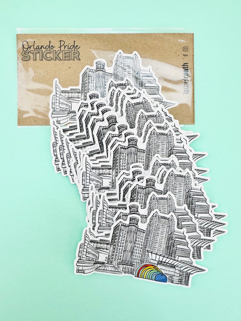 Puede incluir: Una pila de pegatinas en blanco y negro con un dibujo a l&iacute;nea del horizonte de Orlando con un arco&iacute;ris en la parte inferior. Las pegatinas dicen "Orlando Pride Sticker" sobre un fondo de papel marr&oacute;n.