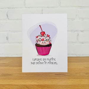 Tarjeta CUPCAKE MIRACLES / Tarjeta de felicitación cupcake, linda tarjeta cupcake de cumpleaños, tarjeta de cumpleaños divertida, tarjeta de celebración, tarjeta linda para amigos