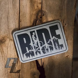 Ritspatch gemakkelijk Mountainbike Racing hoed patch zelfklevende patch Gegraveerde kunstleren hoed patch Crossmotor trucker hoed heren dames