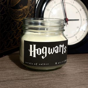 Vela aromática de Hogwarts // Aroma inspirado en el Mundo Mágico / Dulces y Bosque / Regalo artesanal para amantes de los libros / 170 g de cera de soja