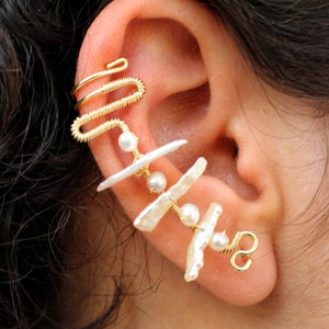 Solitario de perlas barrocas, accesorio para la oreja tipo ear cuff, arete artesanal, joya de piedras naturales en técnica de alambrismo