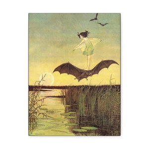 Może przedstawiać: Młoda dziewczyna w zielonej sukience jedzie na nietoperzu nad jeziorem o zachodzie słońca. Nietoperz ma duże skrzydła i leci nad zbiornikiem wodnym z liśćmi lilii wodnych. Księżyc jest widoczny na niebie.