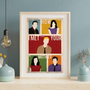 Könnte beinhalten: Gerahmter Kunstdruck mit stilisierten Illustrationen von Charakteren aus der Fernsehserie "How I Met Your Mother". Das Kunstwerk enthält den Titel der Show und die Namen der Charaktere, vor farbigen Hintergründen. Der Druck ist in einem Holzrahmen.