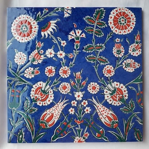 精巧な手描きのイズニック様式の壁タイル：ザクロの果実と花の渦巻き模様、無限の模様の陶器の鍋敷き