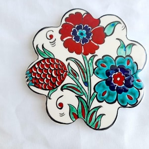 花のモチーフが描かれた美しいイズニックスタイルの陶器コースター - 手描きのトルコのチニアートタイル