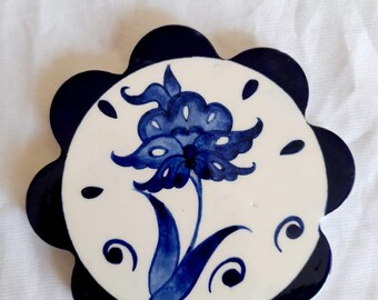 Exquisiter Keramikuntersetzer im Iznik-Stil mit Blumenmotiven - Handbemalte türkische Cini-Kunstfliese