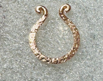 Rosegold Faux Septum Ring - Minimalistische strukturierte Septum Manschette