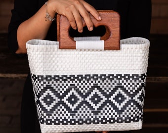 Hand-woven recycled plastic handbag in black and white tones with cedar wood handles - Elegant daily bag