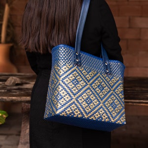 Bolso tote - bolso  de mano artesanal tejida a mano de plastico reciclado en Azul y Dorado con Asas de Vinilo