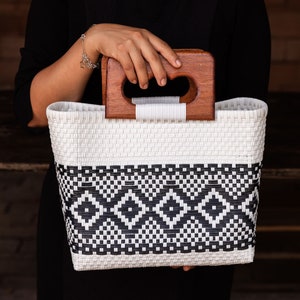 Hand-woven recycled plastic handbag in black and white tones with cedar wood handles - Elegant daily bag