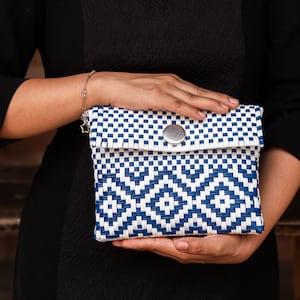 Cartera Oaxaqueña tipo clutch, hecha a mano a base de plasto reciclado, diseño elegante y versátil, ideal para uso diario con estilo.