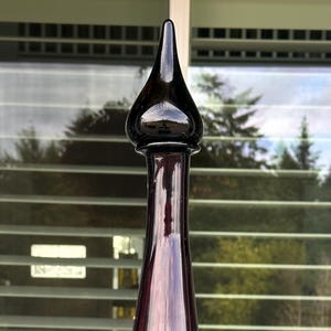 Middeleeuwse moderne Italiaanse Empoli-amethist 24,5" glazen karaf jaren 60