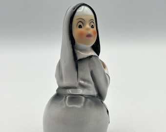 Monja de mediados de siglo jugando béisbol pintada a mano por Geo Z Lefton