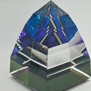 スワロフスキー 置物 ピラミッド ペーパーウェイト スワロフスキー 置物 ピラミッド ペーパーウェイト