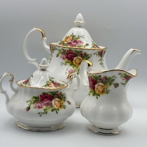 s-l400.jpg Royal Albert Old Country Roses Teapot Tea Pot Bone China Vintage 1962 main image 1
