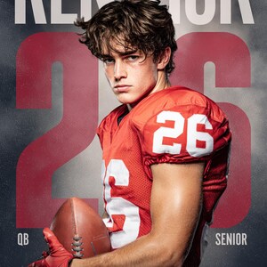 Pu&ograve; includere: Un giocatore di football americano indossa una maglia rossa con il numero 26 in bianco e tiene in mano un pallone da football marrone. Il testo RENWICK, 26, QB, SENIOR, 2026 e LINCOLN CREST FOOTBALL appare su uno sfondo scuro e fumoso.