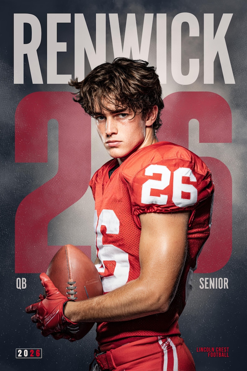Pu&ograve; includere: Un giocatore di football americano indossa una maglia rossa con il numero 26 in bianco e tiene in mano un pallone da football marrone. Il testo RENWICK, 26, QB, SENIOR, 2026 e LINCOLN CREST FOOTBALL appare su uno sfondo scuro e fumoso.