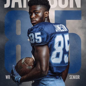 Pu&ograve; includere: Un giocatore di football americano indossa una maglia blu scuro con il nome JAMESON e il numero 85 in bianco e azzurro. Il giocatore tiene in mano un pallone da football in pelle marrone. Il testo include JAMESON, 85, WR, SENIOR, 2026 e WESTBROOK VALLEY FOOTBALL.