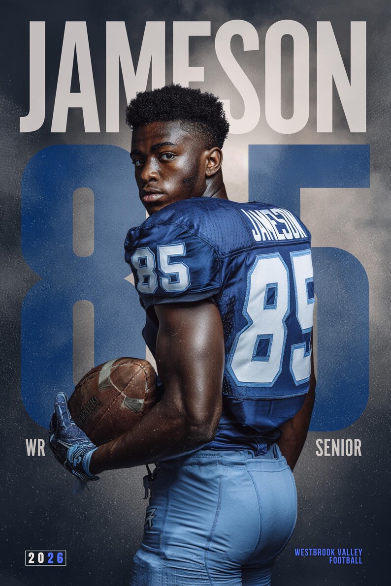 Pu&ograve; includere: Un giocatore di football americano indossa una maglia blu scuro con il nome JAMESON e il numero 85 in bianco e azzurro. Il giocatore tiene in mano un pallone da football in pelle marrone. Il testo include JAMESON, 85, WR, SENIOR, 2026 e WESTBROOK VALLEY FOOTBALL.