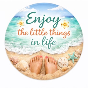 Puede incluir: Imagen redonda con temática de playa y el texto "Enjoy the little things in life". La imagen presenta una playa de arena, olas del océano, conchas marinas, una estrella de mar y un par de pies con uñas pintadas. El cielo es azul con nubes blancas.