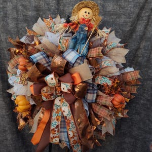 Corona de espantapájaros de otoño