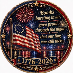 Puede incluir: Un emblema patriótico con la bandera estadounidense, fuegos artificiales y el texto "Bombs bursting in air, gave proof through the night that our flag was still there." También se muestran los años "1776-2026".