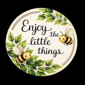 Puede incluir: Cartel de madera redondo con el texto "Enjoy the little things" en escritura negra. El cartel presenta dos abejas de dibujos animados y hojas verdes. El borde tiene líneas rojas y negras. El fondo es negro.