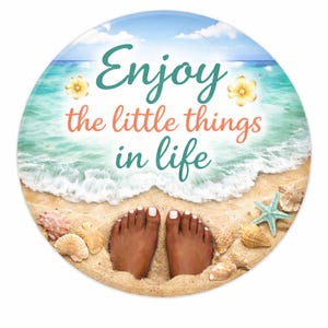Puede incluir: Imagen redonda con temática de playa y el texto "Enjoy the little things in life". Muestra una playa arenosa, olas del océano, cielo azul y pies con uñas blancas. Conchas marinas y una estrella de mar están en la arena.