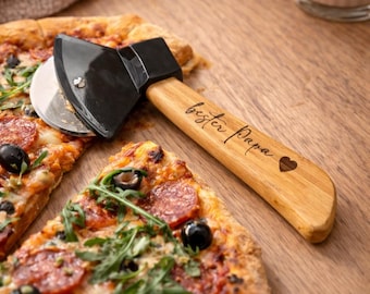 Cortador de pizza personalizado con grabado en forma de hacha para papá o abuelo: un divertido regalo para el Día del Padre para hombres y amantes de la pizza.