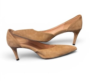 タンカラーのスエード素材、ポインテッドトゥ、キトゥンヒールのパンプス、サイズ7