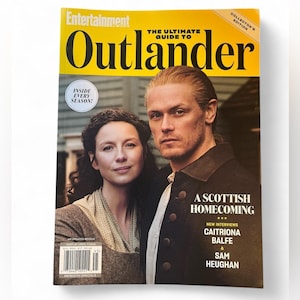 Könnte beinhalten: Ein Zeitschriften-Cover mit dem Titel "Outlander" in Gelb, mit zwei Personen. Das Cover enthält auch den Text "A Scottish Homecoming" und die Namen Caitriona Balfe und Sam Heughan. Es ist eine Sammlerausgabe.
