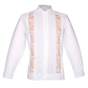 Puede incluir: Una camisa blanca de manga larga con bordados dorados en la parte delantera. El bordado es un diseño floral.