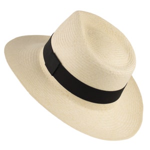 Puede incluir: Un sombrero de paja natural de ala ancha con una cinta negra.