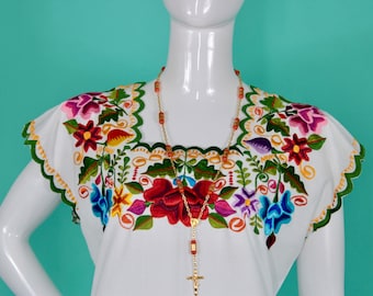 Typisches Yucatecan Huipil Kleid, beidseitig handbestickt