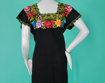 Vestido Típico Huipil Bordado a Mano Yucateco en Ambos Lados