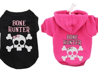 Koszulka lub bluza z kapturem dla psa na Halloween „Bone Hunter” z różową kokardą z czaszką dla dużych i małych psów