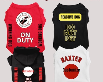 Può includere: Quattro magliette e felpe con cappuccio per cani in rosso, nero e bianco. La maglietta rossa dice "Working Dog" e "On Duty". La felpa con cappuccio nera dice "Do Not Pet" e "In Training". La maglietta nera dice "Reactive Dog". La maglietta bianca dice "Baxter".