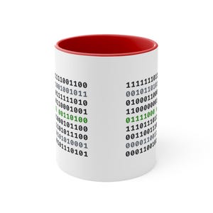Puede incluir: Una taza de cerámica blanca con un interior rojo brillante. El exterior presenta columnas de código binario impresas en texto negro, gris y verde. Las secuencias binarias están dispuestas en líneas verticales alrededor del cuerpo cilíndrico.