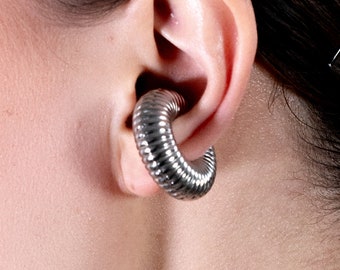 Silver Stainless Steel Non-Piercing Ear Cuff: Geometric Groove Design