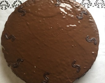 Frisch gebackene hausgemachte Sachertorte mit Aprikose, Kuchen Torte Schokokuchen Österreich Schokolade Kekse Plätzchen Gebäck Feingebäck