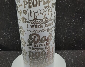 Op de afbeelding: Een witte roestvrijstalen beker met een zilveren ontwerp met de tekst "Honden zijn mijn favoriete mensen" en andere honden gerelateerde zinnen.