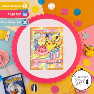Op de afbeelding: Een kruissteekpatroon met een gele Pikachu met een feesthoedje, een roze verjaardagstaart met rode bessen en een cadeau. Het ontwerp bevat de tekst PIKACHU en BIRTHDAY SURPRISE binnen een rechthoekig kader op witte stof.