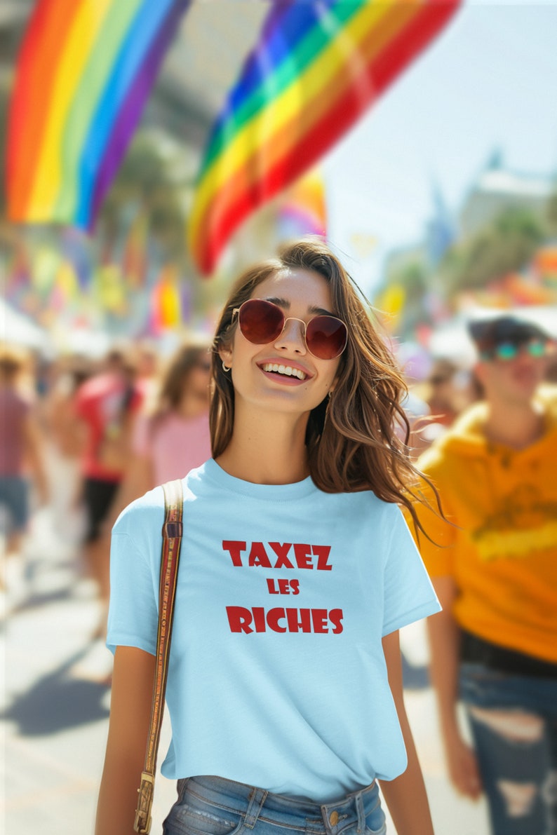 May include: A light blue t-shirt with the text "TAXEZ LES RICHES" in red.