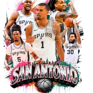 Pode incluir: Gráfico para download digital com cinco jogadores de basquete em camisas brancas com o logotipo dos Spurs. A palavra "SAN ANTONIO" está em um design 3D com uma bola de basquete. O texto "DIGITAL DOWNLOAD ONLY!!" e "PNG/JPG" também estão incluídos.