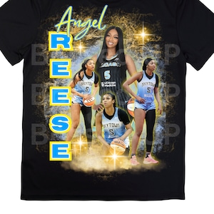 Puede incluir: Camiseta negra con un gráfico amarillo y dorado de cuatro jugadoras de baloncesto. El texto "Angel Reese" está escrito verticalmente en azul en el lado izquierdo de la camiseta.