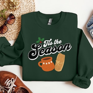 È la stagione per la maglietta natalizia Tamales/&#39;Tis the Season for Champurrado Christmas Tee/Felpa girocollo retrò Navidad.