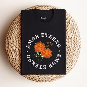 Amor Eterno: Dia dos Mortos | Dia da Morte | Camisa inspirada Juan Gabriel do Latino | Opção de moletom com gola redonda | Detalhes do Cempasúchil