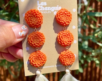 Aretes colgantes de flor de cempasúchil con borla para el Día de los Muertos - Joyería artesanal de arcilla polimérica para el Día de los Muertos